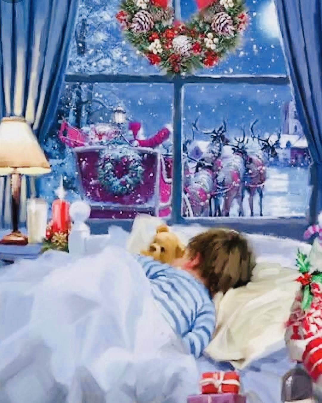 Ce magică e seara când micuții copilași îl așteaptă pe Moș Crăciun!