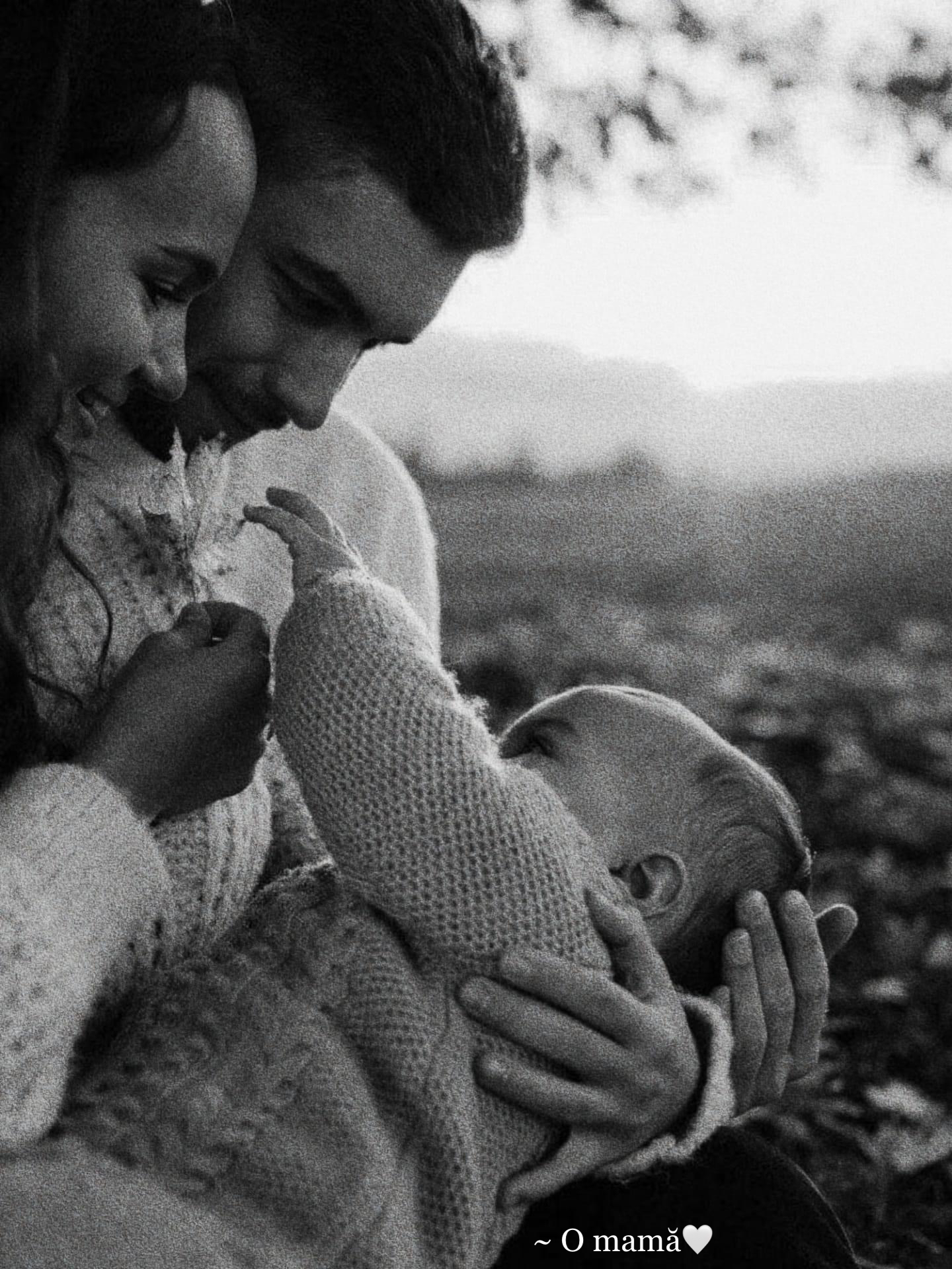 Mama este îngerul copilului, iar tata este eroul!