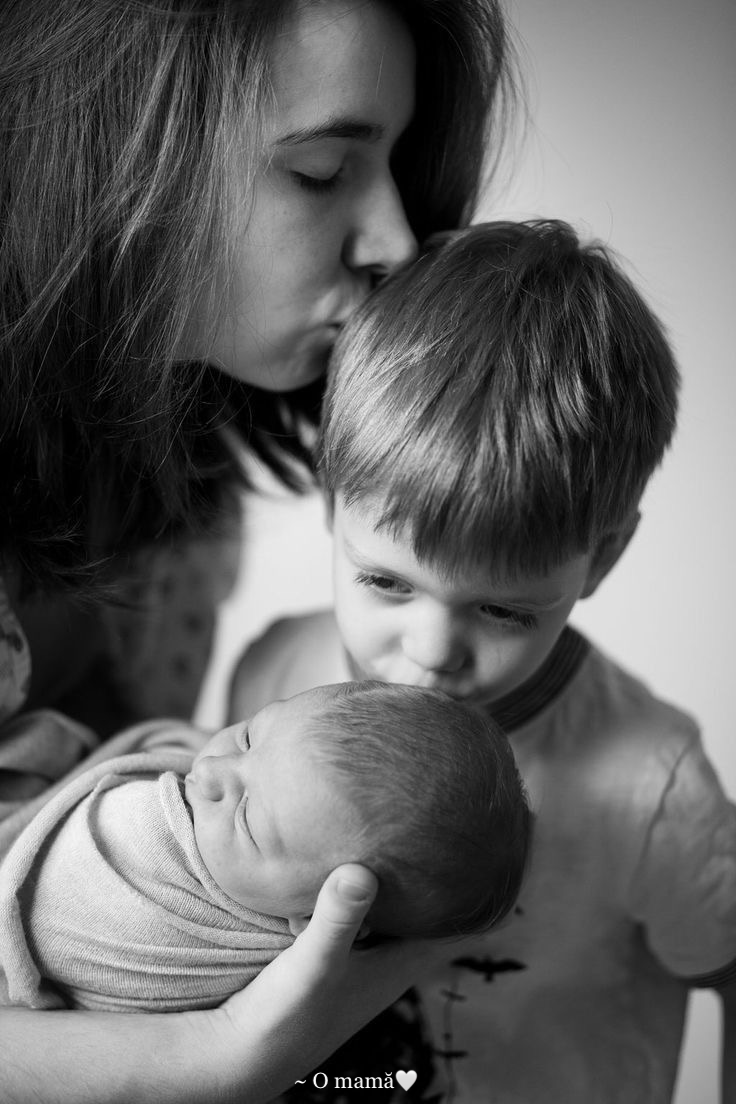 Pentru copilul mai mare, sosirea fratelui mai mic, implică multe schimbări!